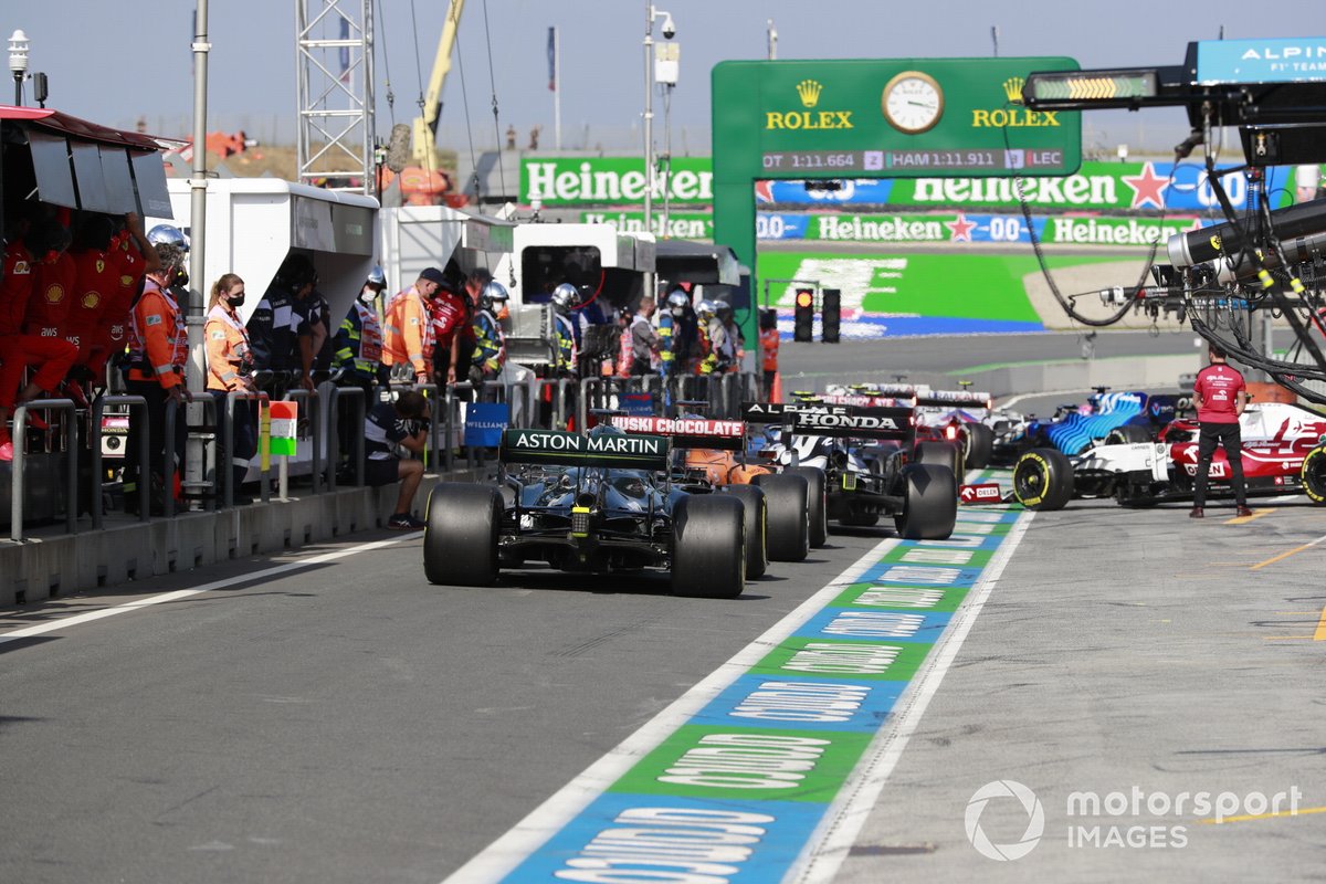 Daniel Ricciardo, McLaren MCL35M, e Lance Stroll, Aston Martin AMR21, in pit-lane