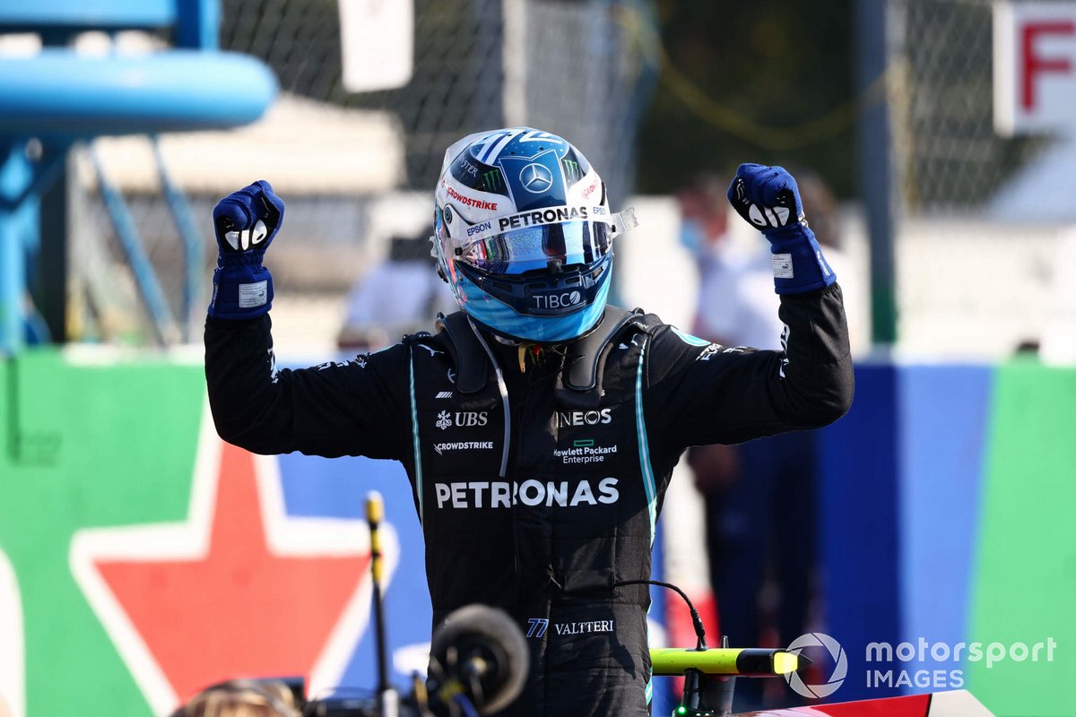 Valtteri Bottas, Mercedes, 1a posizione, festeggia dopo aver vinto la Sprint Qualifying
