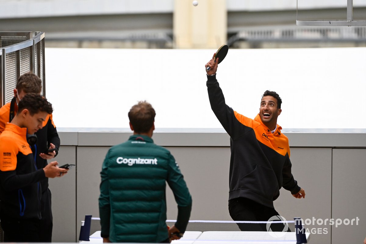 Daniel Ricciardo, McLaren, y Sebastian Vettel, Aston Martin, jugando al ping-pong con Lando Norris, McLaren