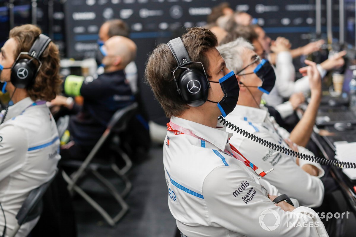 Toto Wolff, Team Principal, PDG, Mercedes AMG, dans le garage