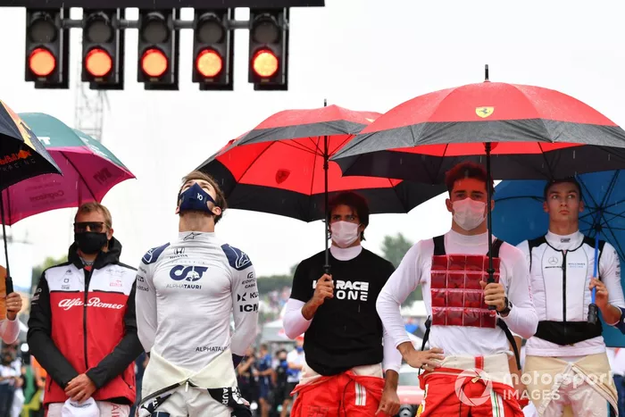 Kimi Raikkonen, Alfa Romeo Racing, Pierre Gasly, AlphaTauri, Carlos Sainz Jr., Ferrari, Charles Leclerc, Ferrari, y George Russell, Williams, en la parrilla