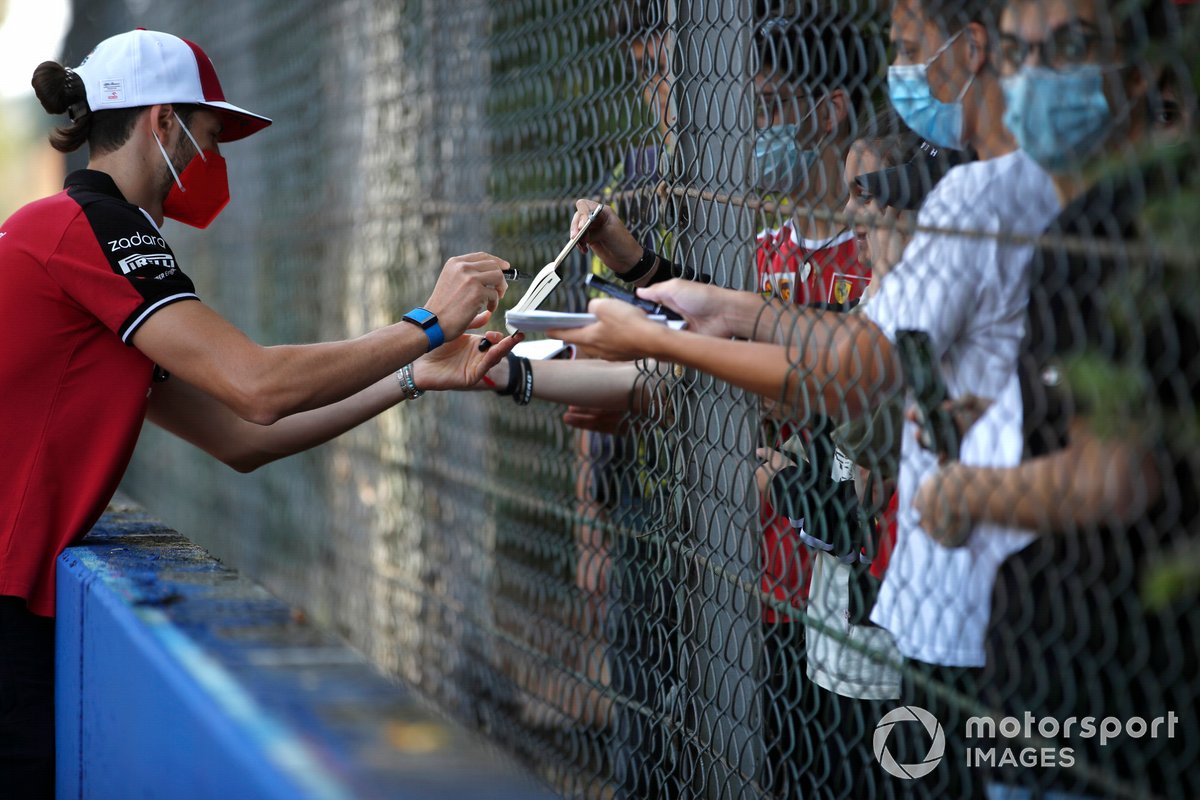 Antonio Giovinazzi (Alfa Romeo Racing C41) firma algunos autógrafos durante el track-walk.