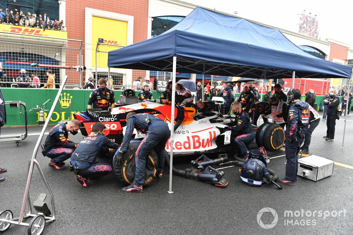 Los mecánicos de Red Bull preparan el coche de Max Verstappen, Red Bull Racing RB16B, en la parrilla de salida