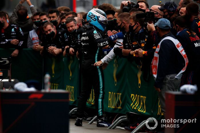 Valtteri Bottas, Mercedes, 1ª posición, celebra con su equipo en el Parc Ferme