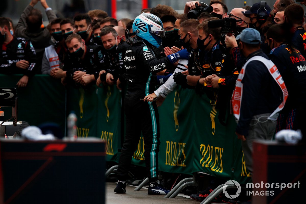 Valtteri Bottas, Mercedes, 1a posizione, festeggia con la sua squadra nel Parc Ferme