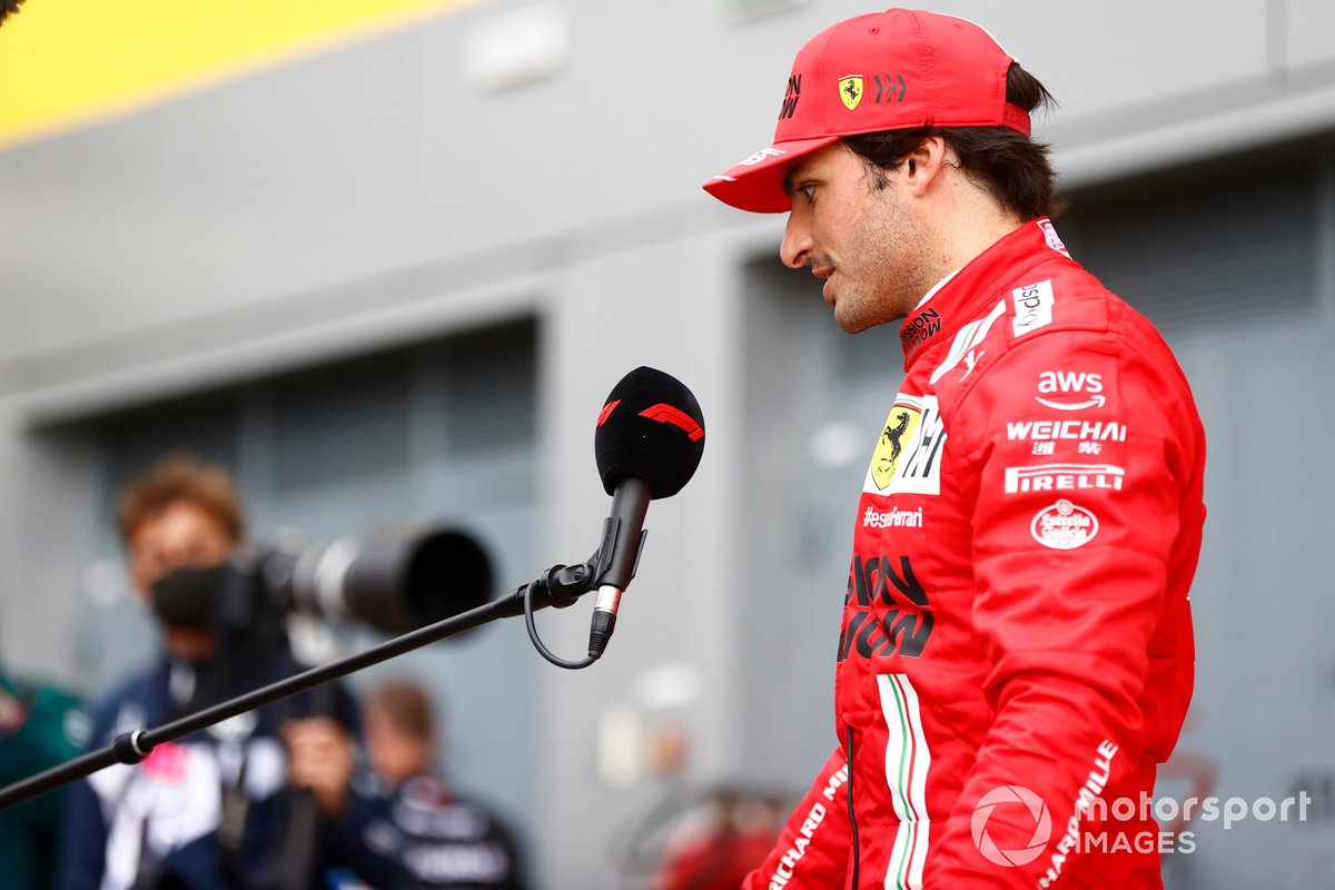 Carlos Sainz Jr., Ferrari, terzo classificato, viene intervistato dopo la gara