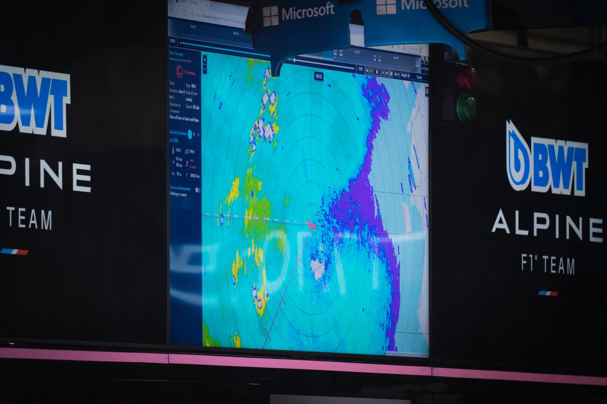 【ギャラリー】”3人の”ベッテル登場。雨の中F1マシンがピットレーンに集結｜F1日本GP