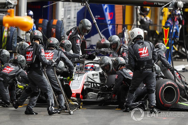 Romain Grosjean, Haas F1 Team VF-18, wykonuje pit stop