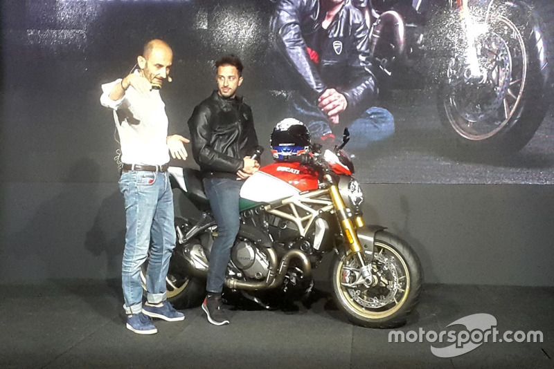Claudio Domenicali, AD Ducati Motor Holding, sul palco con Andrea Dovizioso e la Ducati Monster 25esimo Anniversario