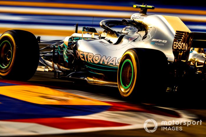 Marina Bay es el circuito con más curvas del actual calendario de F1, con 14 a izquierdas y 9 a derechas. Además, la recta más larga es de solo 800 metros, lo que significa que los pilotos no pueden tomarse un respiro en ningún momento durante la carrera.