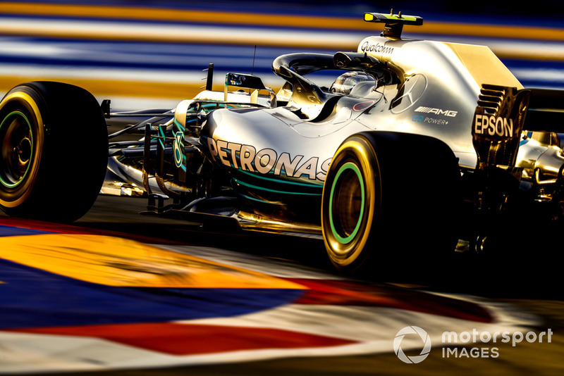 Marina Bay es el circuito con más curvas del actual calendario de F1, con 14 a izquierdas y 9 a derechas. Además, la recta más larga es de solo 800 metros, lo que significa que los pilotos no pueden tomarse un respiro en ningún momento durante la carrera.
