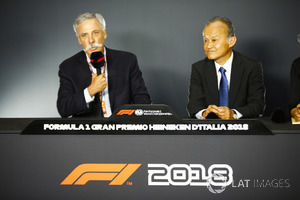 Chase Carey, presidente de Formula One, y Susumu Yamashita, presidente de MobilityLand Corp, anuncian el patrocinio de Honda para el Gran Premio de Japón