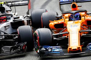 Kevin Magnussen, Haas F1 Team VF-18, e Fernando Alonso, McLaren MCL33, vanno ruota a ruota