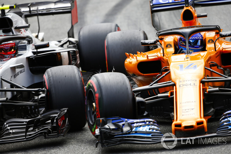 Kevin Magnussen, Haas F1 Team VF-18, y Fernando Alonso, McLaren MCL33, rueda a rueda