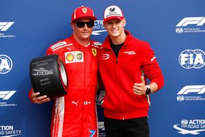 Le poleman Kimi Raikkonen, Ferrari, avec Mick Schumacher