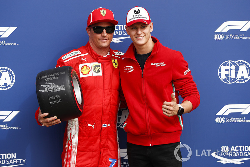 Pole de Kimi Raikkonen, Ferrari, con Mick Schumacher