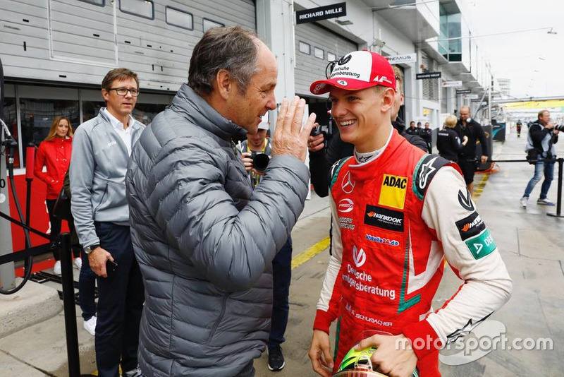 Mick Schumacher en el Mercedes-AMG C63 DTM con Gerhard Berger, Presidente de ITR