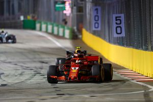 Sebastian Vettel, Ferrari SF71H, za nim Max Verstappen, Red Bull Racing RB14