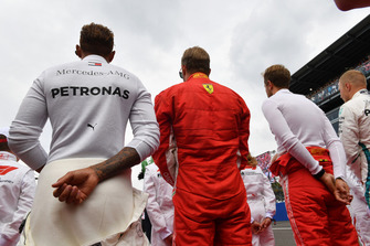 Lewis Hamilton, Mercedes AMG F1, Kimi Raikkonen, Ferrari et Sebastian Vettel, Ferrari sur la grille