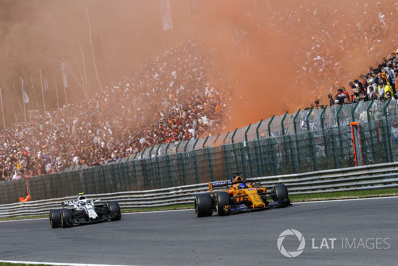Charles Leclerc, Sauber C37 y Fernando Alonso, McLaren MCL33