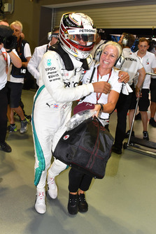 Il poleman Lewis Hamilton, Mercedes AMG F1, festeggia nel parco chiuso con Angela Cullen, addetta stampa e fisioterapista