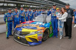 Kyle Busch, Joe Gibbs Racing, Toyota Camry M&M's Caramel with the regular season champion trophy