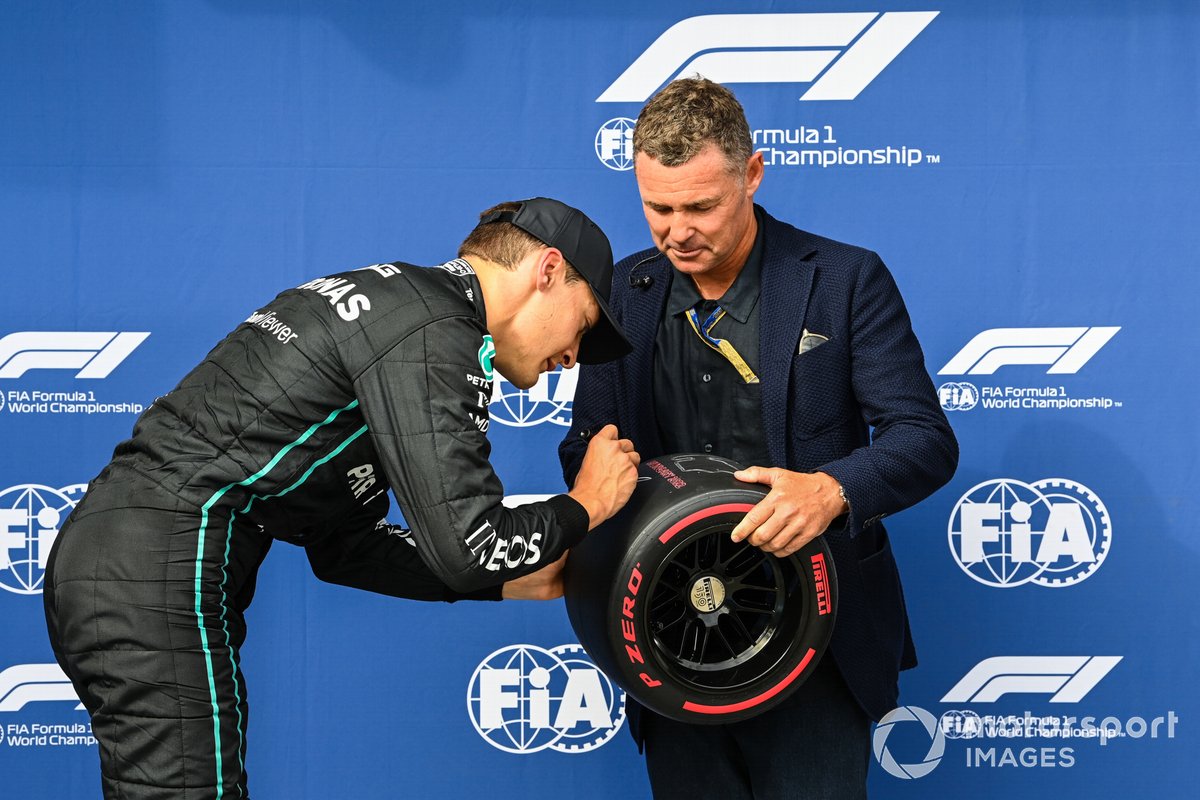 George Russell, de Mercedes-AMG, recibe el premio Pirelli Pole Position de manos de la leyenda danesa de las carreras de resistencia Tom Kristensen