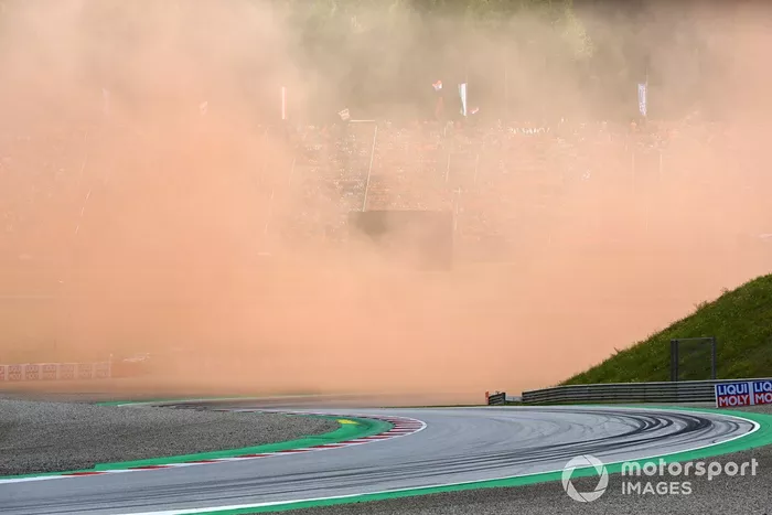El humo naranja de los fans de Max Verstappen