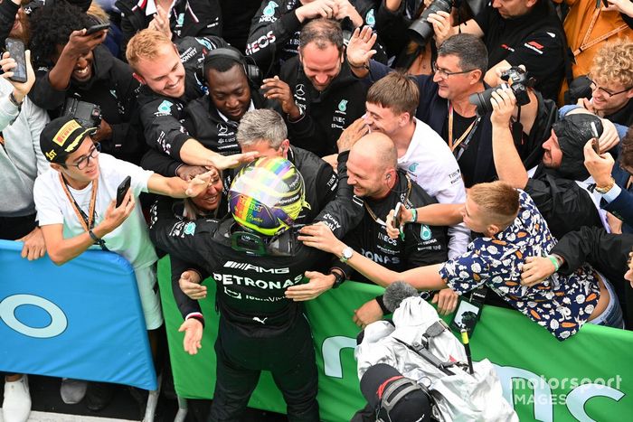 Lewis Hamilton, Mercedes-AMG, 2ª posición, celebra con su equipo en el Parc Ferme