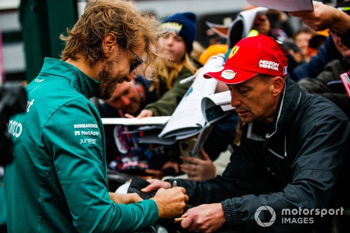 Sebastian Vettel, Aston Martin, firma autógrafos para los fans