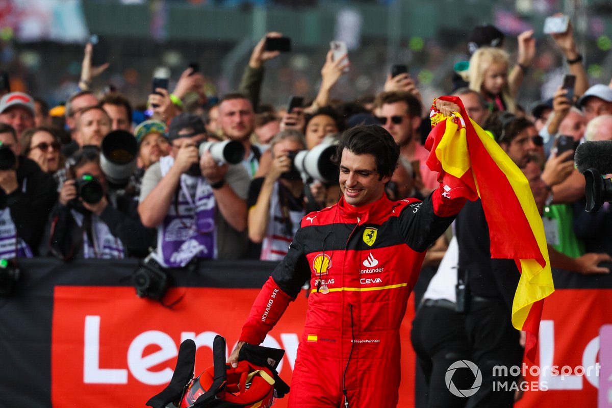 Carlos Sainz, Ferrari, festeggia la sua prima vittoria in Formula 1 a parco chiuso