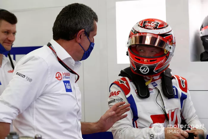 Guenther Steiner, director del equipo Haas F1, Kevin Magnussen, Haas F1 Team