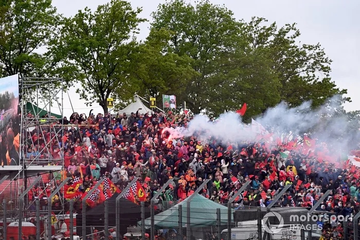 Los aficionados de Ferrari llenan una grada