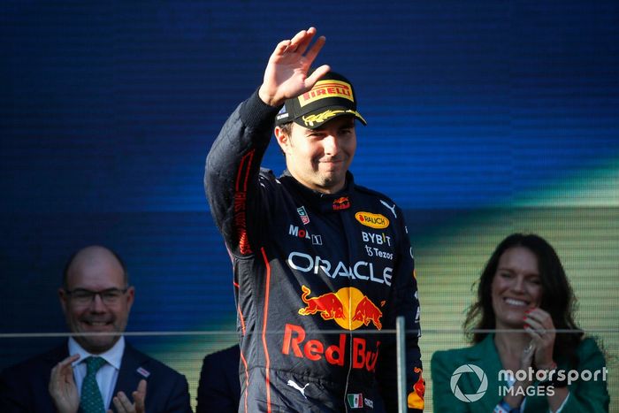 Sergio Pérez, Red Bull Racing, segundo, en el podio