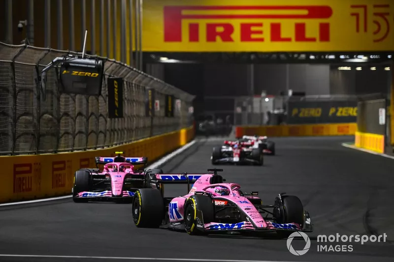Fernando Alonso, Alpine A522, Esteban Ocon, Alpine A522, Valtteri Bottas, Alfa Romeo C42