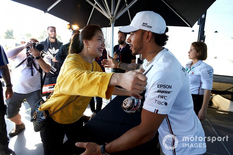 Lewis Hamilton, Mercedes AMG F1, hugs a fan