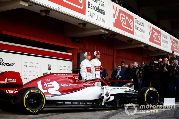 Kimi Raikkonen, Alfa Romeo Racing et Antonio Giovinazzi, Alfa Romeo Racing avec la nouvelle Alfa Romeo Racing C38