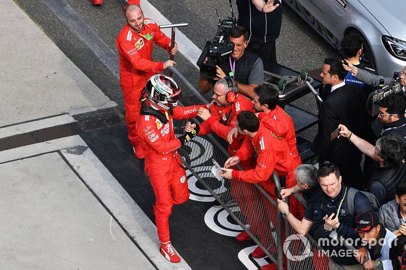 Charles Leclerc, Ferrari, al Parco Chiuso con la squadra