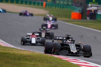 Romain Grosjean, Haas F1 Team VF-19, voor Kimi Raikkonen, Alfa Romeo Racing C38