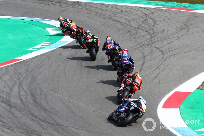 Jonathan Rea, Kawasaki Racing, guida il gruppo degli inseguitori con Markus Reiterberger, BMW Motorrad WorldSBK Team