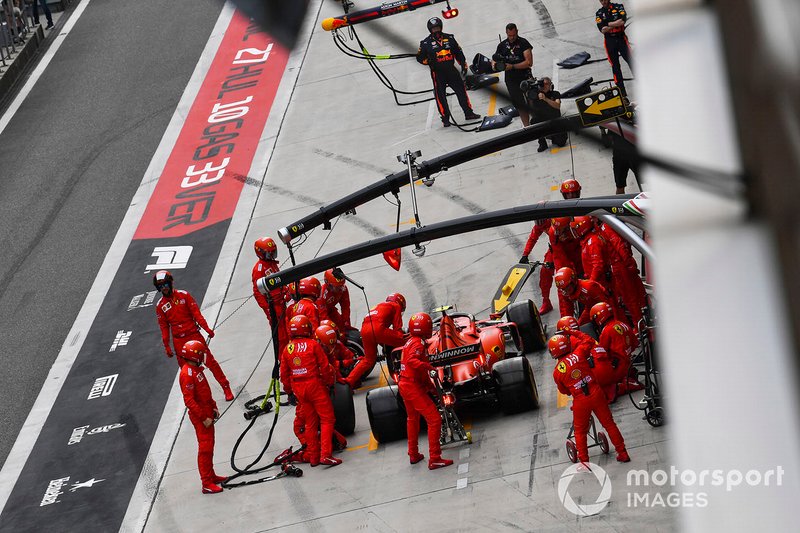 Charles Leclerc, Ferrari SF90, effettua un pit stop