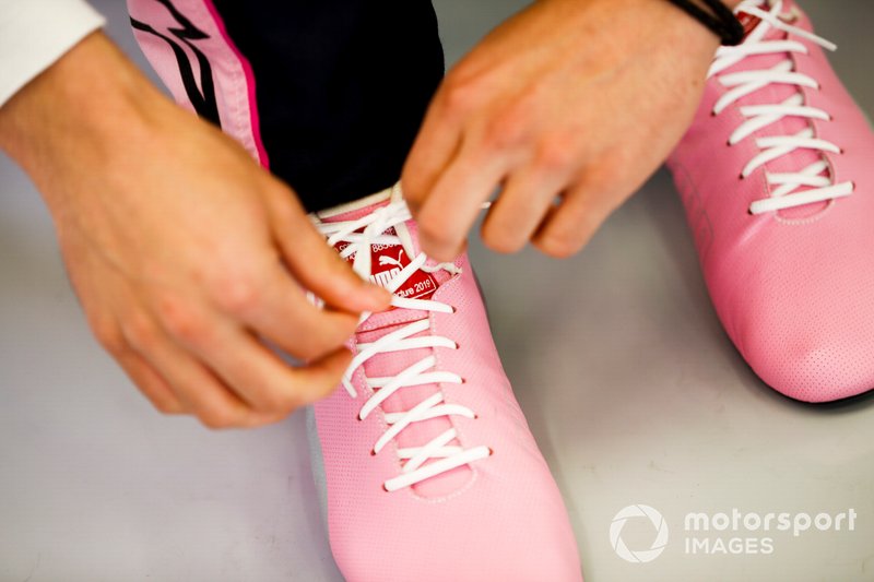 Sergio Perez, Racing Point, ties his boot
