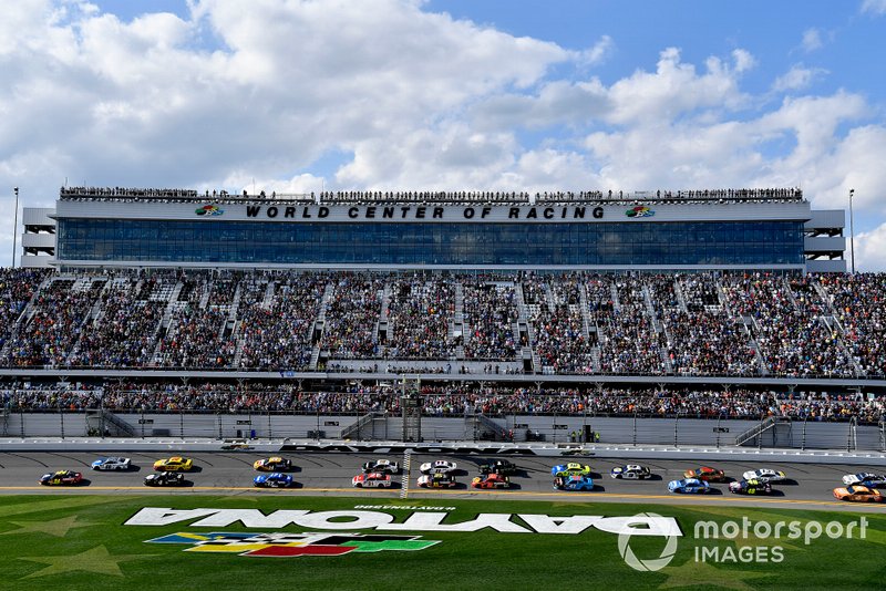 William Byron, Hendrick Motorsports, Chevrolet Camaro Axalta leads the start of the Daytona 500