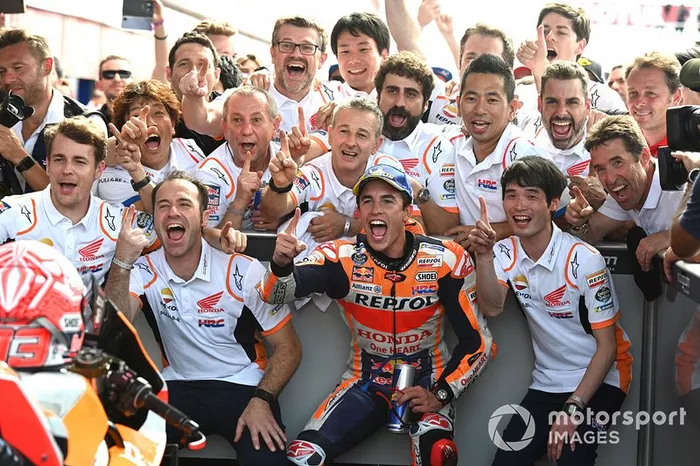 Marc Márquez, ganador de la carrera, y el equipo Repsol Honda Team celebran en parc ferme