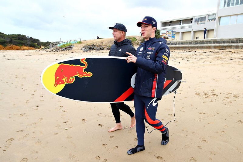 Pierre Gasly, Red Bull Racing, si prepara per fare surf con la leggenda del surf Mick Fanning