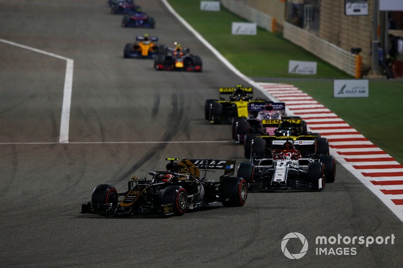 Kevin Magnussen, Haas F1 Team VF-19, Kimi Raikkonen, Alfa Romeo Racing C38