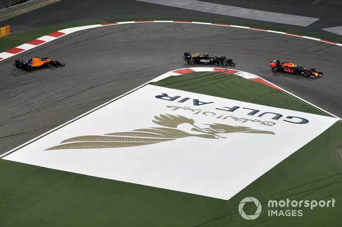 Max Verstappen, Red Bull Racing RB15, Kevin Magnussen, Haas F1 Team VF-19, y Carlos Sainz Jr., McLaren MCL34