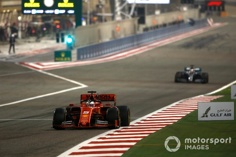 Sebastian Vettel, Ferrari SF90, precede Lewis Hamilton, Mercedes AMG F1 W10