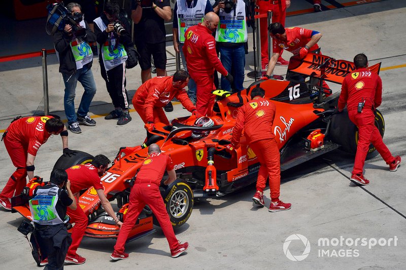 Charles Leclerc, Ferrari SF90, ai box durante le prove