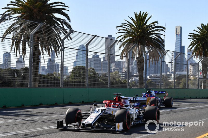 Kimi Raikkonen, Alfa Romeo Racing C38, devant Daniil Kvyat, Toro Rosso STR14